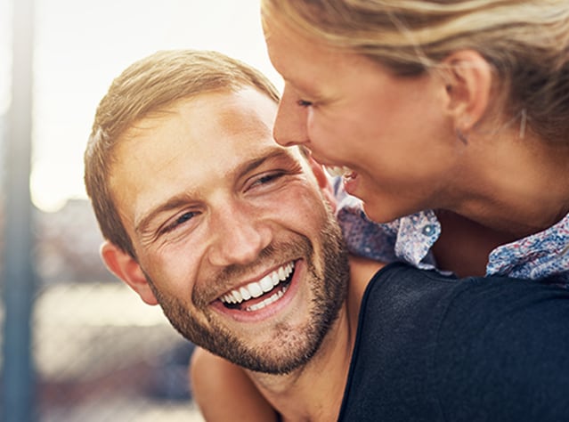 Un jeune couple souriant se sent bien.