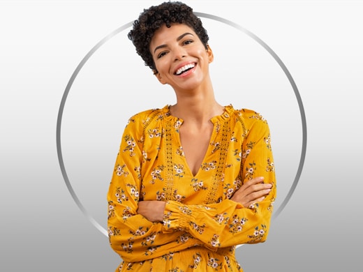 Jeune femme souriante aux cheveux courts qui porte un chemisier jaune