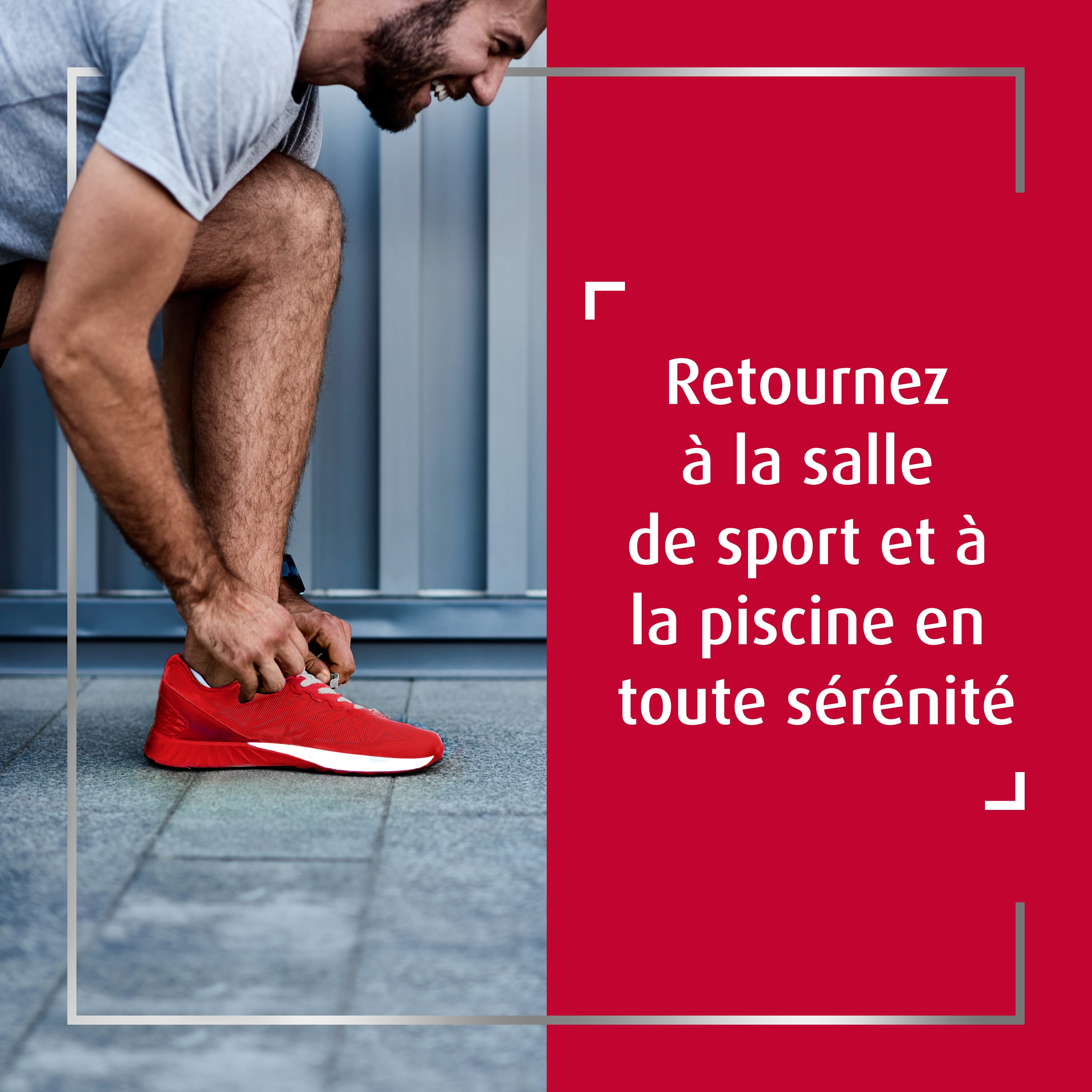 Un homme souriant lace une chaussure rouge. Texte à droite: Retournez à la salle de sport et à la piscine en toute sérénité