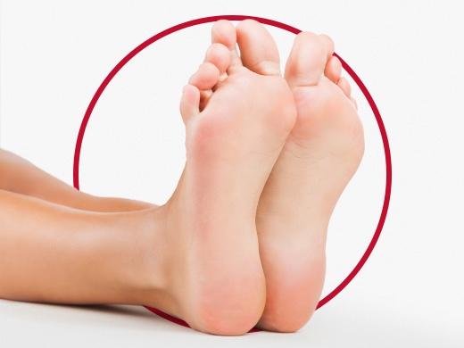 Pieds de femme propres et sains sur un fond blanc