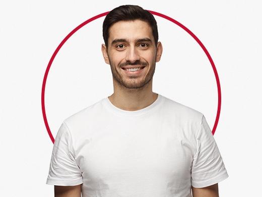 Jeune homme souriant portant un T-shirt blanc, satisfait après un traitement de l’intertrigo inguinal