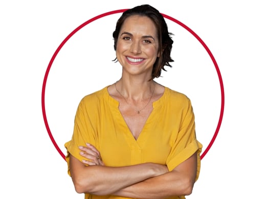Femme d'âge moyen, souriante, aux cheveux bruns, en chemise jaune