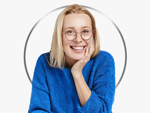Jeune femme blonde souriante avec un sweat-shirt bleu