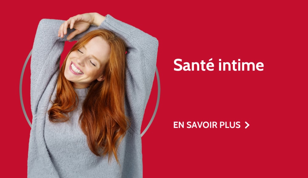 Jeune femme rousse heureuse et souriante avec un pull rose