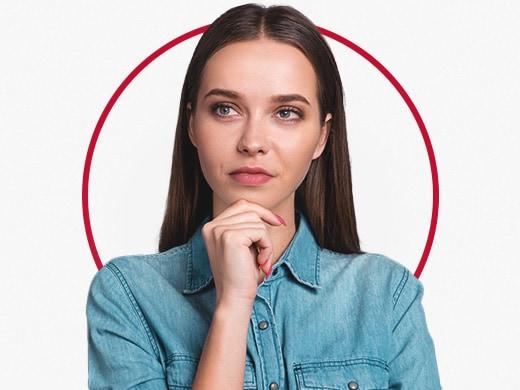 Femme souriante en pull-over blanc, satisfaite après un traitement de la teigne du corps